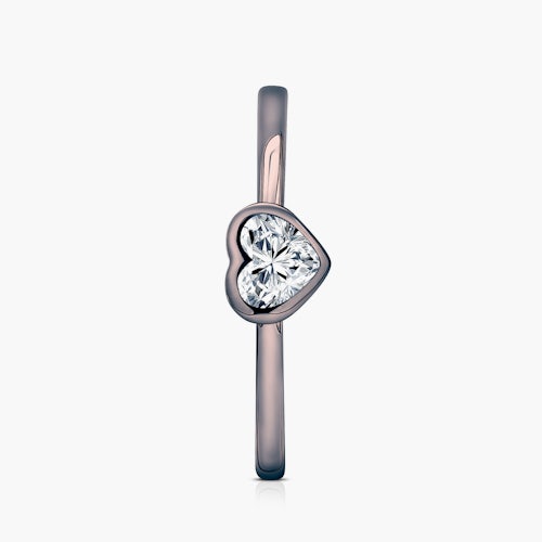 Pierścionek zaręczynowy Pure: czarne złoto, diament w szlifie serce